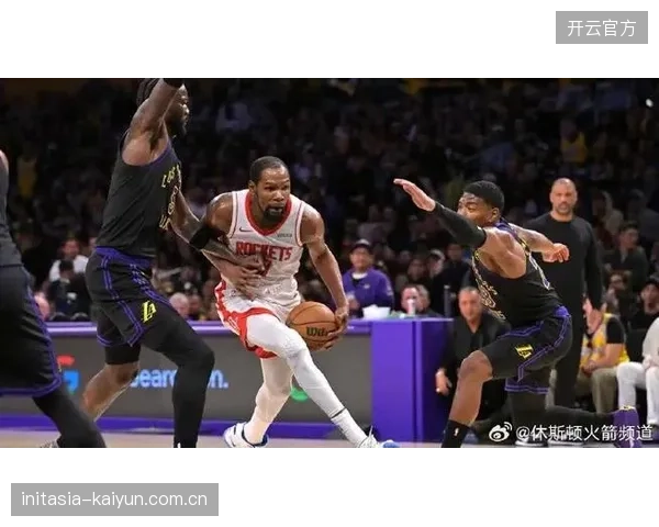 休斯顿火箭队因杜兰特灾难级失误表现及伤病，在与湖人队的系列赛中被逼入绝境。